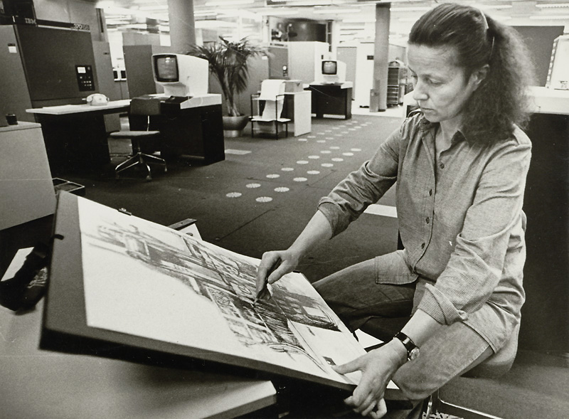 Beim Zeichnen im Rechenzentrum der Zentralsparkasse, 1979